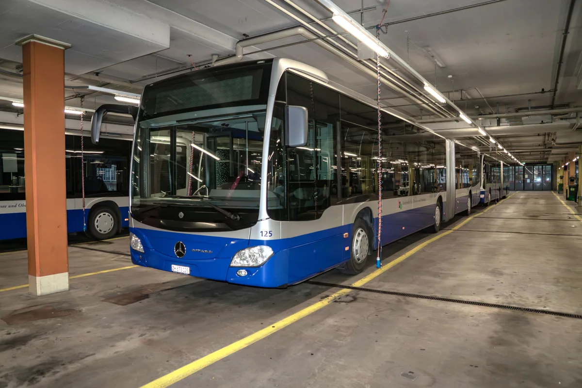 Man sieht Busse in der Garage stehen.